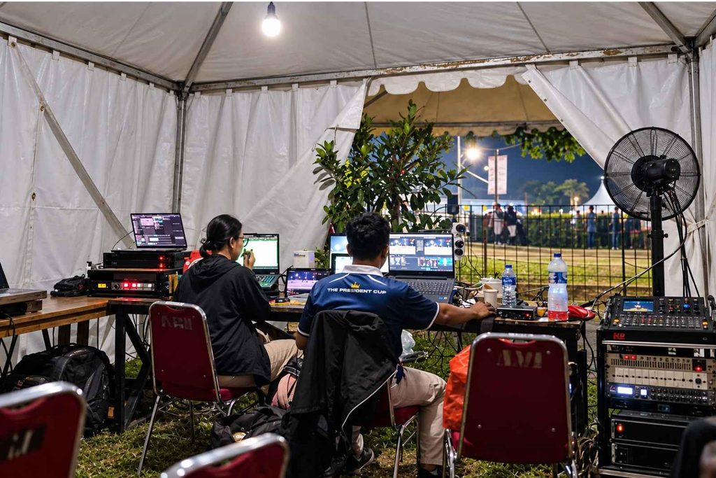 Control room i Creative Production saat produksi live streaming Mandiri Merdeka Master 2026 pada malam hari