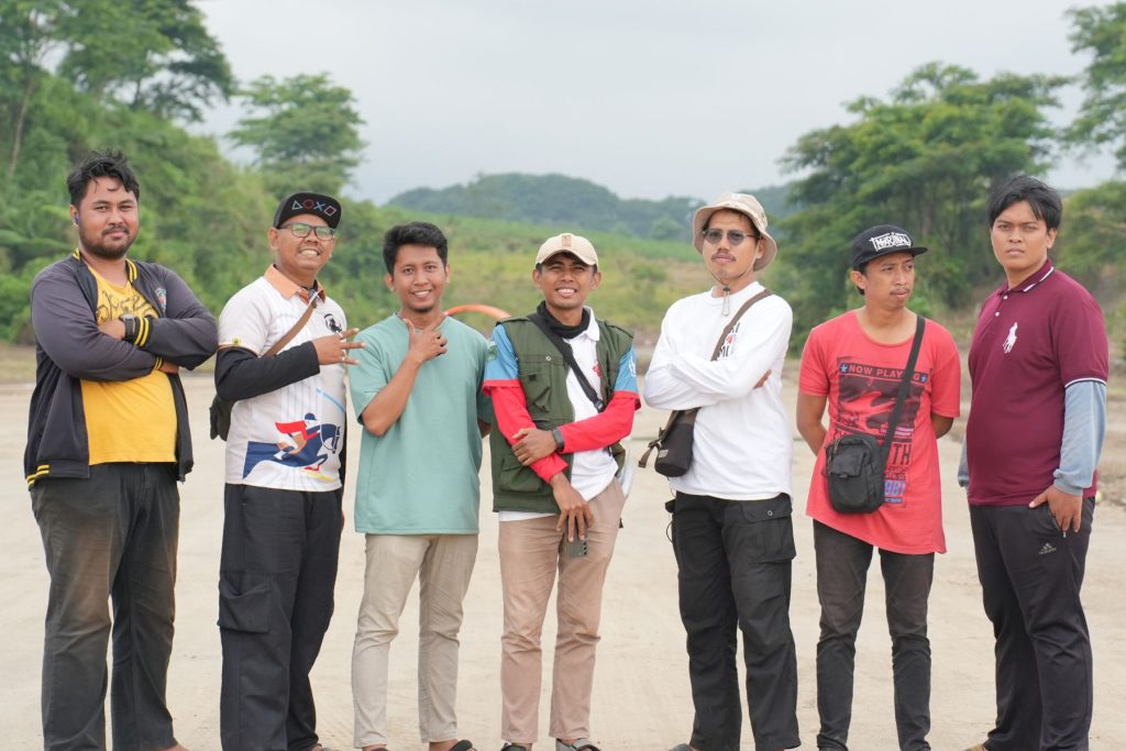 Tim produksi live streaming dan dokumentasi Kejurnas Horseback Archery HBA Kelud berfoto bersama di area venue pertandingan.