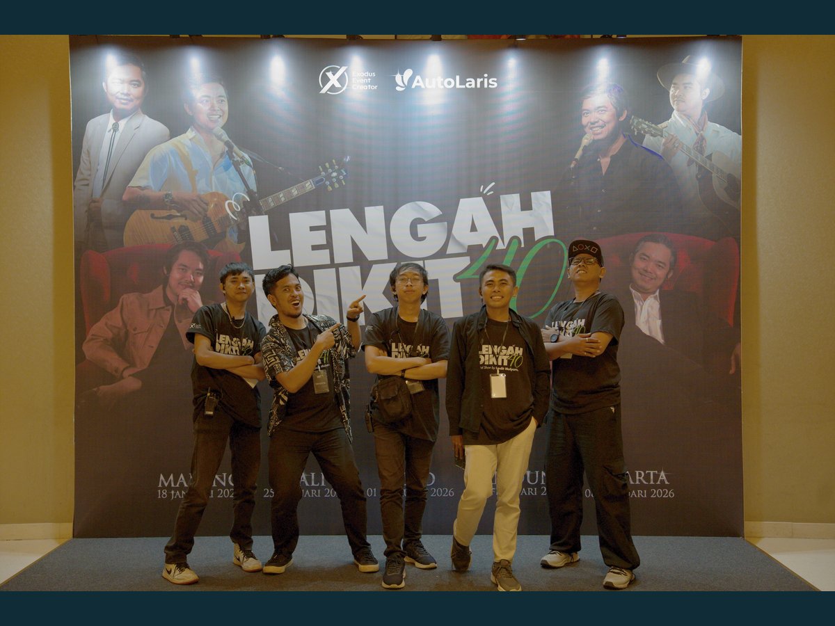 Foto bersama di depan identitas acara Lengah Dikit 40