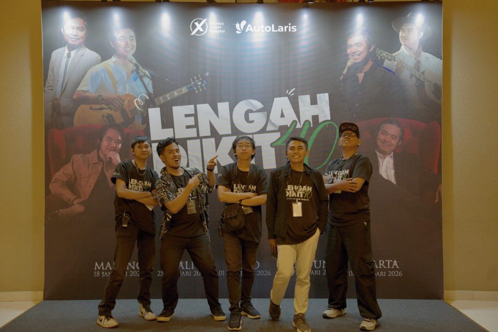 Foto bersama di depan identitas acara Lengah Dikit 40