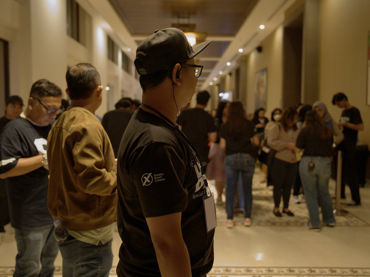 Kru dengan kamera di area acara Lengah Dikit 40