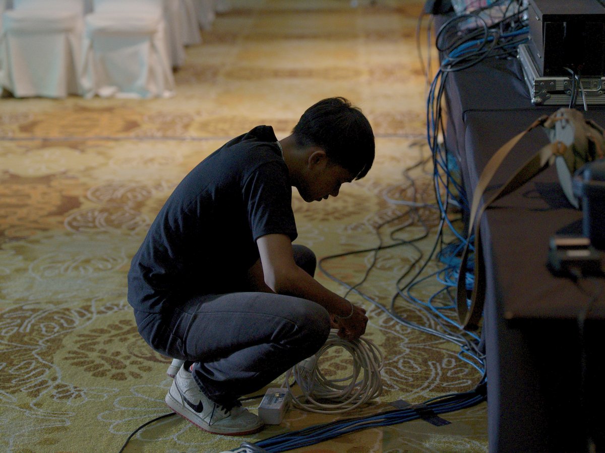 Kru menata kabel perangkat produksi Lengah Dikit 40