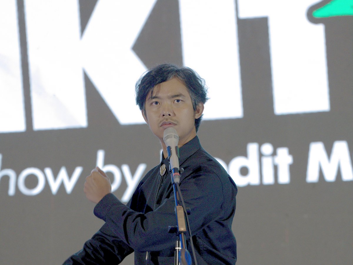 Gestur tangan Dodit Mulyanto saat tampil di Lengah Dikit 40