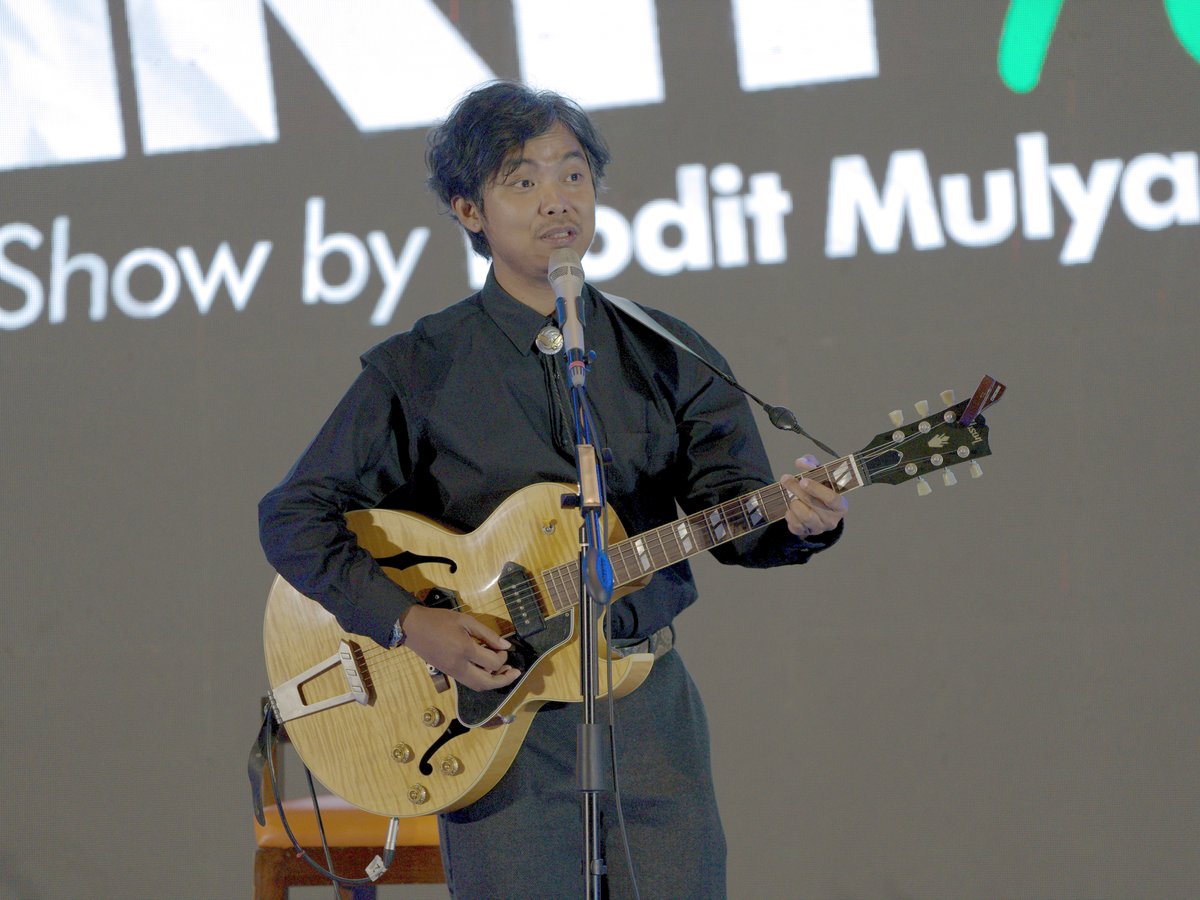 Dodit Mulyanto membawa gitar di panggung Lengah Dikit 40